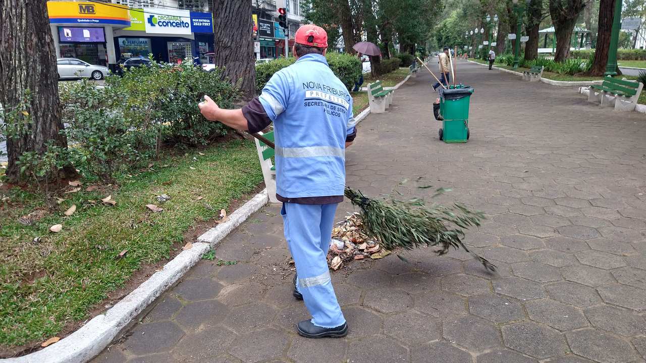 Servidor da Prefeitura de Nova Friburgo limpando a rua com vassoura