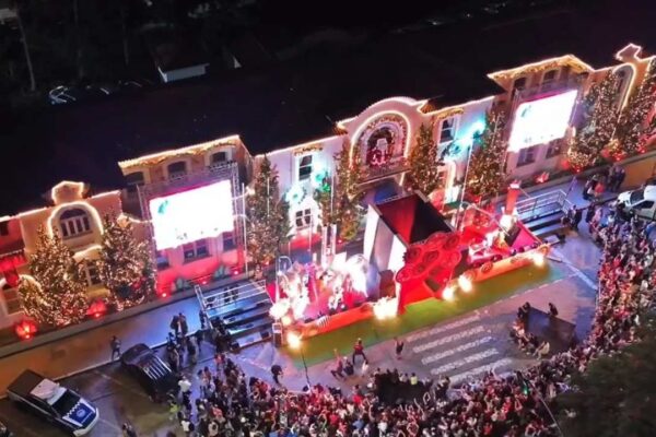 Show de Luzes em Nova Friburgo: Natal 2024 com decoração festiva e multidão.