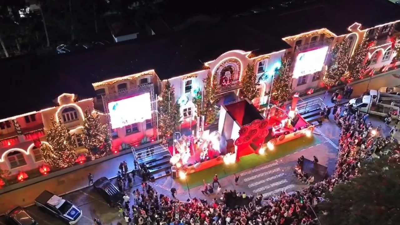 Show de Luzes em Nova Friburgo: Natal 2024 com decoração festiva e multidão.