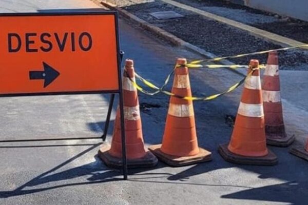 Sinalização de desvio em rua interditada para obras de esgoto em Nova Friburgo.