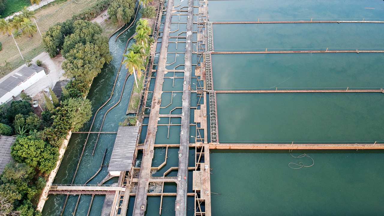 Sistema Guandu da Cedae em operação, mostrando tanques e canais de água.