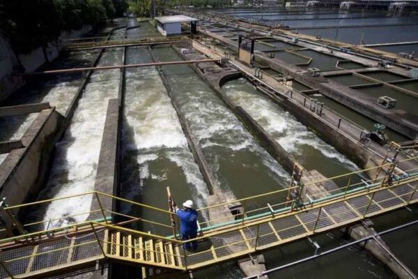 Sistema Guandu em operação após manutenção, mostrando canais de água em fluxo.