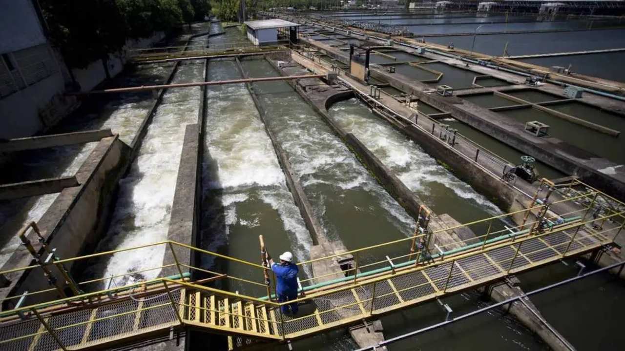 Sistema Guandu em operação após manutenção, mostrando canais de água em fluxo.
