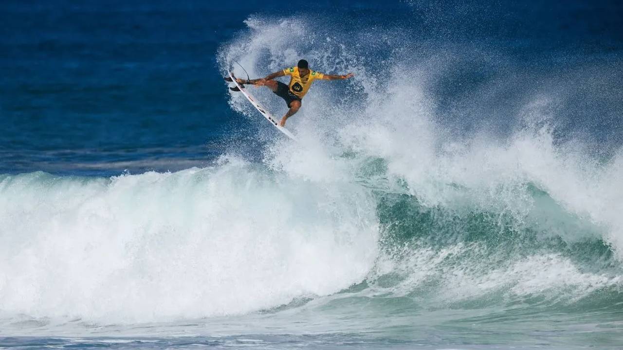Surfista em Saquarema, cidade do Rio de Janeiro, realizando manobra radical na onda.