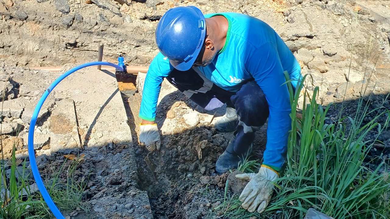Técnico da Cedae trabalha em reparo de tubulação, em área de obras no Rio de Janeiro.