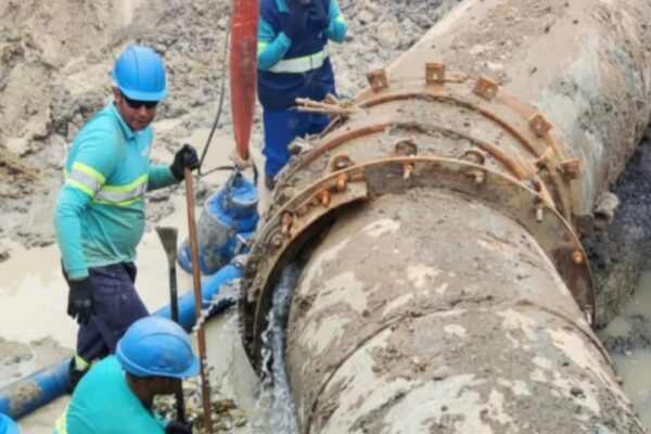 Técnicos da Cedae trabalham no conserto de tubulação danificada na ETA Guandu, Nova Iguaçu.