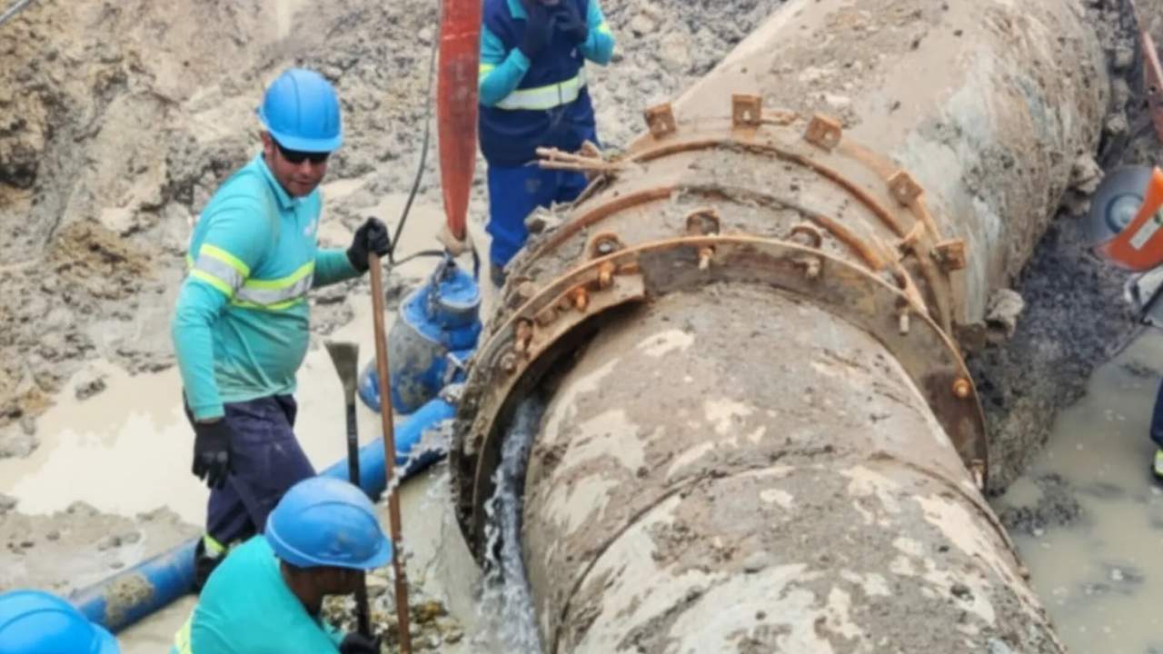 Técnicos da Cedae trabalham no conserto de tubulação danificada na ETA Guandu, Nova Iguaçu.