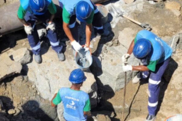Técnicos trabalham em reparos de tubulação de água, após falhas técnicas no Rio de Janeiro.
