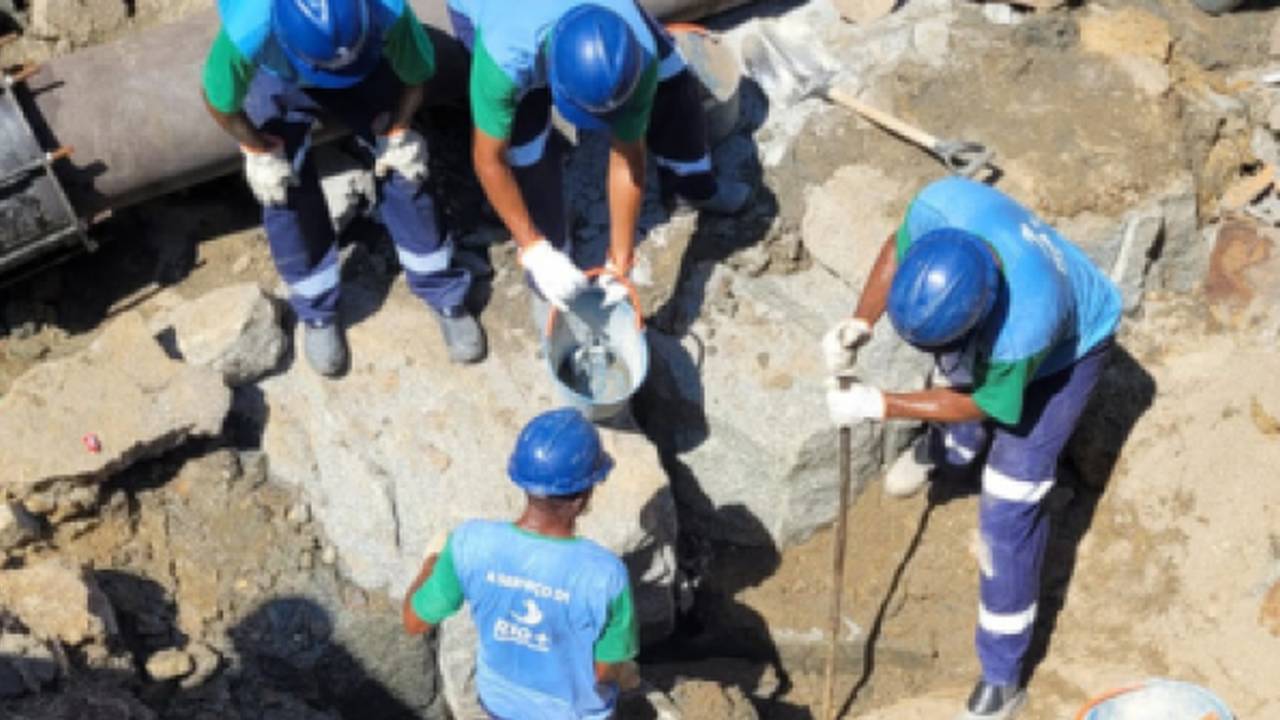 Técnicos trabalham em reparos de tubulação de água, após falhas técnicas no Rio de Janeiro.