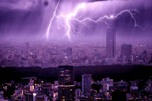 Tempestade com raios sobre a cidade do Rio de Janeiro, com céu roxo escuro