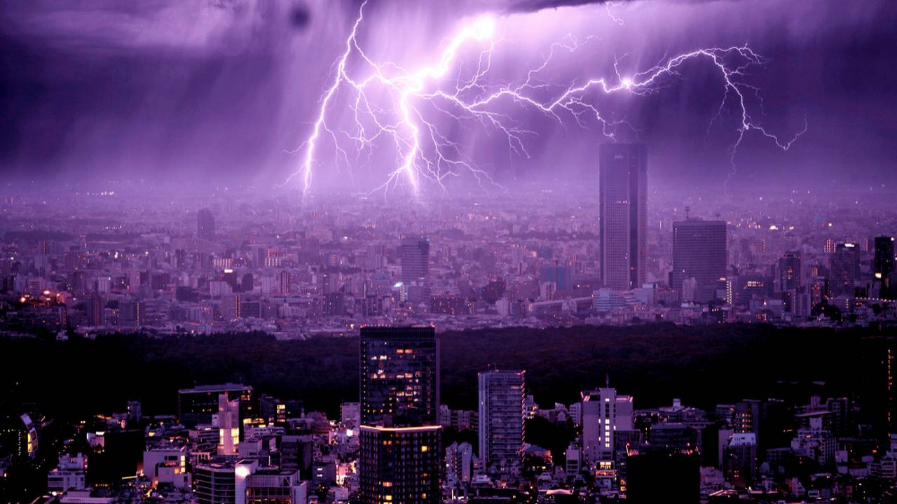 Tempestade com raios sobre a cidade do Rio de Janeiro, com céu roxo escuro