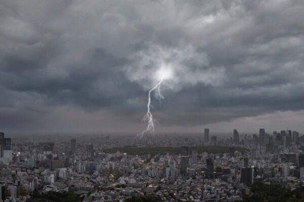 Tempestade com raios sobre a cidade do Rio de Janeiro, prenúncio de chuva forte.