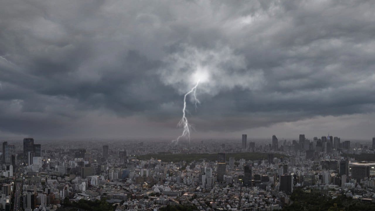 Tempestade com raios sobre a cidade do Rio de Janeiro, prenúncio de chuva forte.