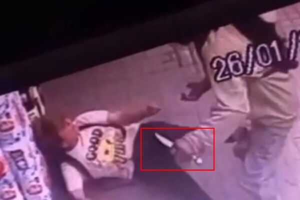 Tentativa de agressão com faca no Centro de Nova Friburgo. Mulher no chão e homem com faca.