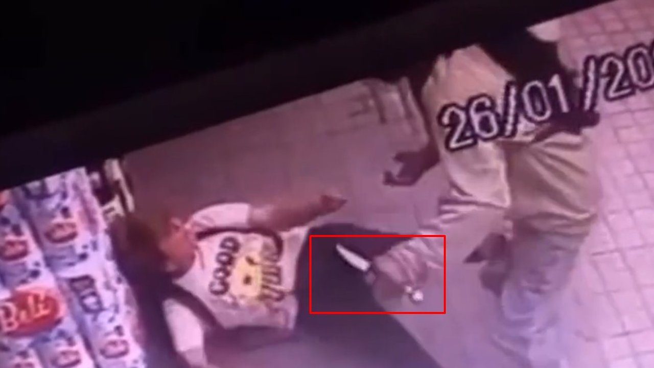 Tentativa de agressão com faca no Centro de Nova Friburgo. Mulher no chão e homem com faca.