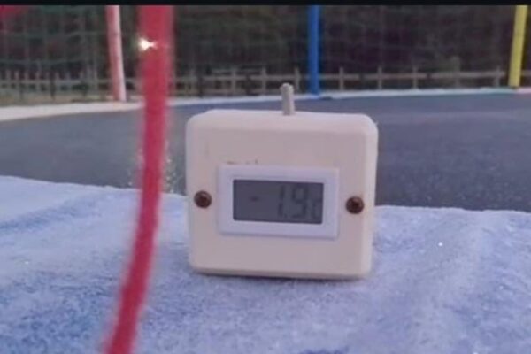 Termômetro digital mostrando -1,9 graus Celsius em Rio Claro, no Sertão do Guaraná.