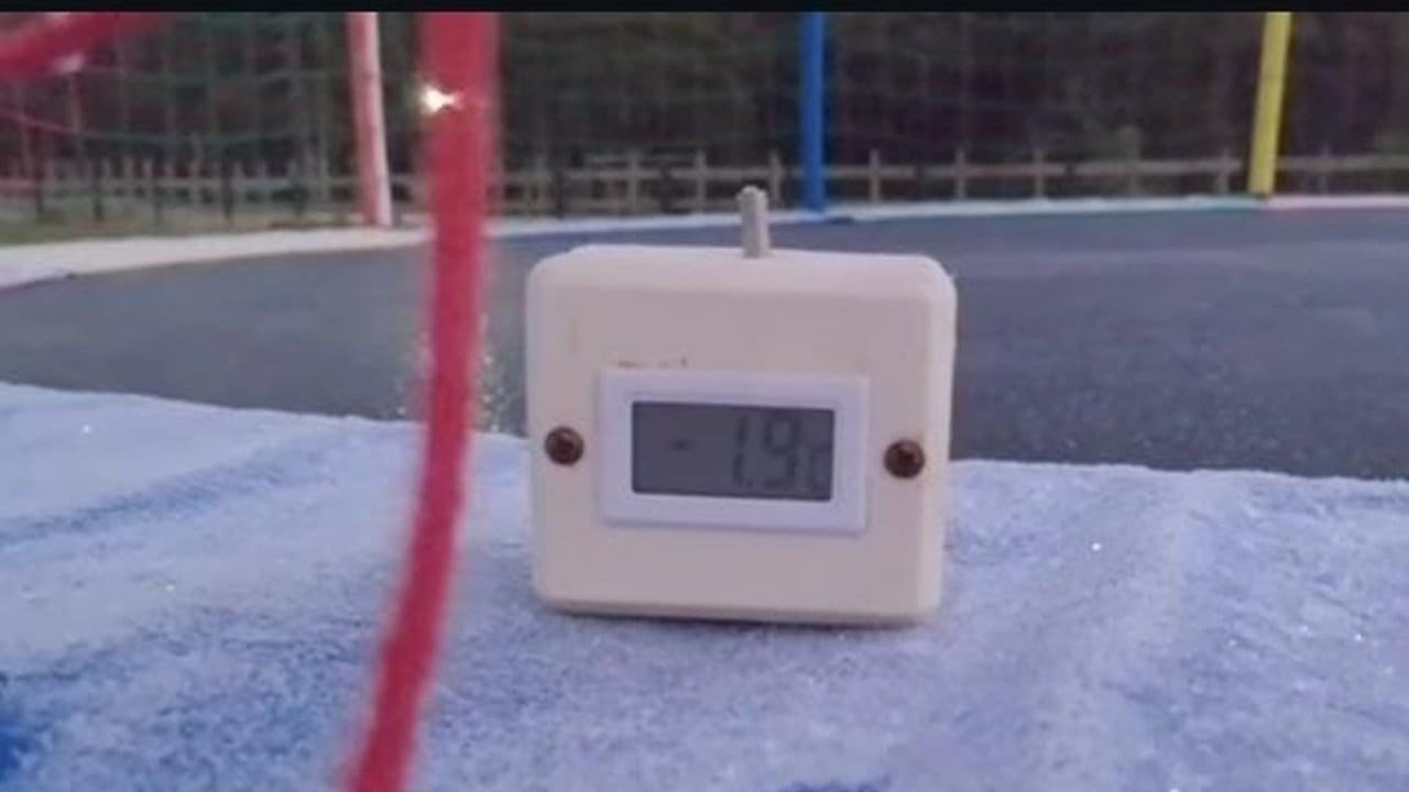 Termômetro digital mostrando -1,9 graus Celsius em Rio Claro, no Sertão do Guaraná.