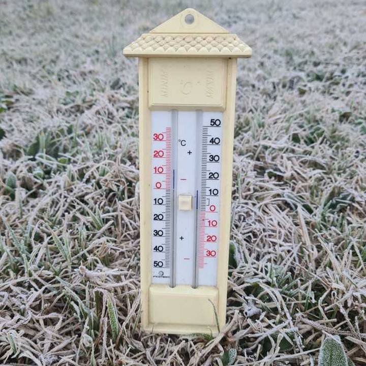 Termômetro externo mostrando temperatura baixa em meio à geada.