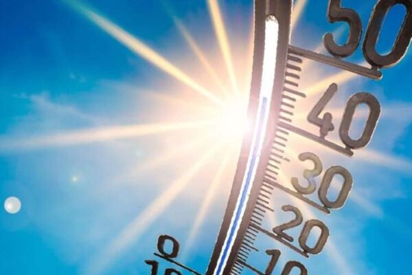 Termômetro mostra altas temperaturas sob o sol em dia de veranico no Rio de Janeiro.