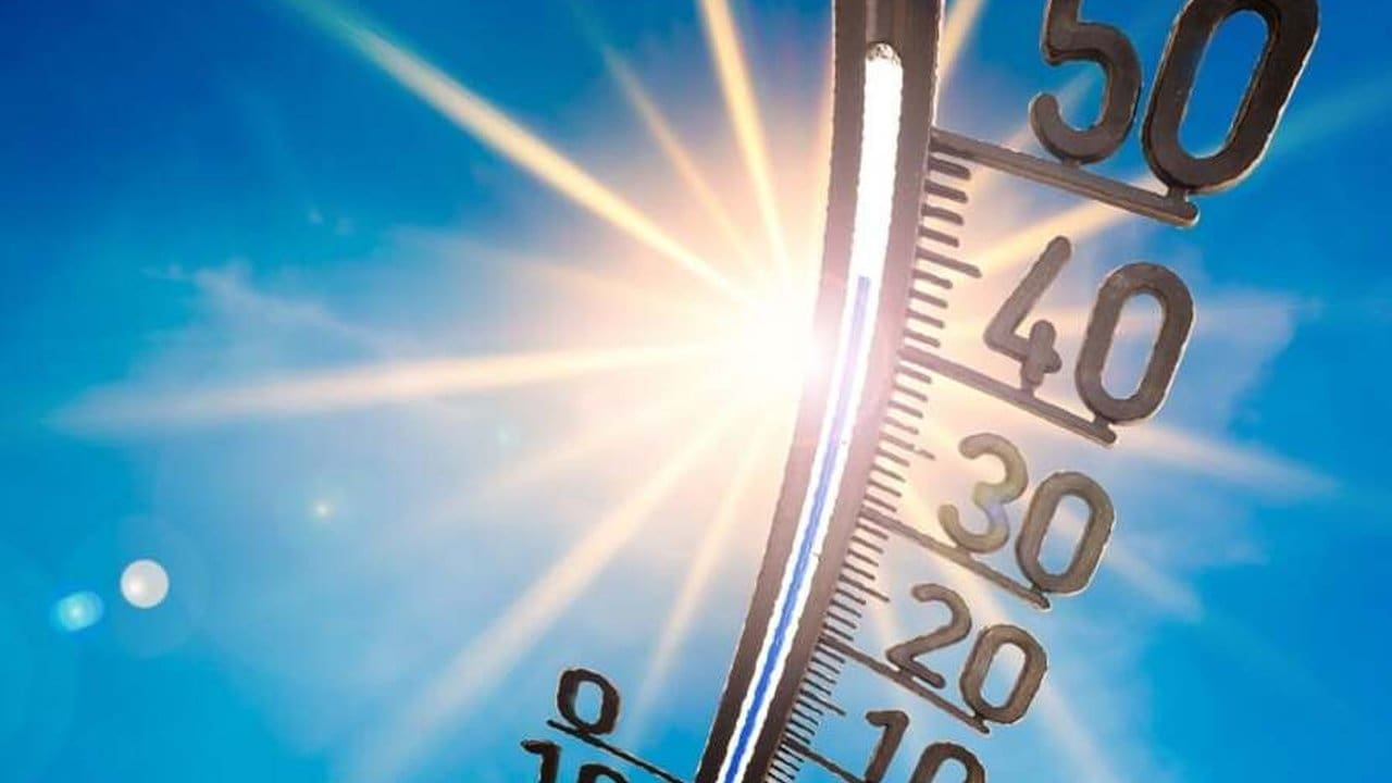 Termômetro mostra altas temperaturas sob o sol em dia de veranico no Rio de Janeiro.