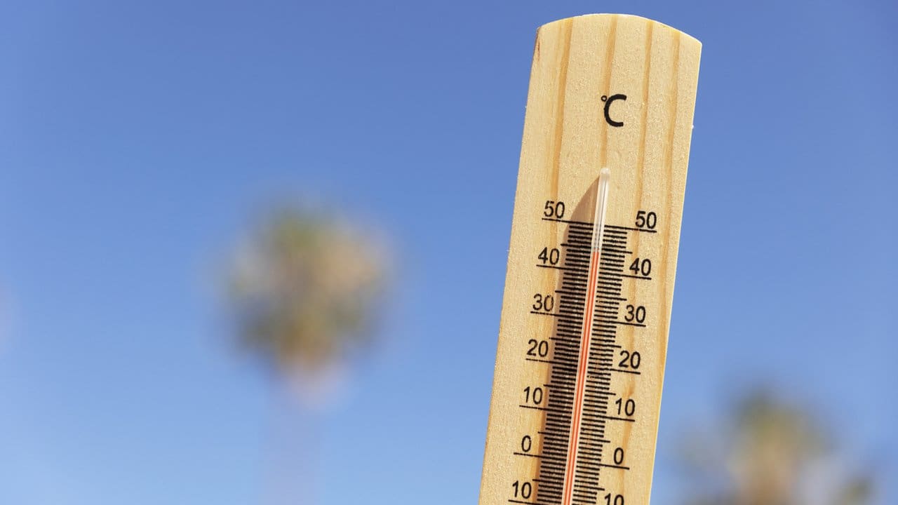 Termômetro mostrando alta temperatura em dia ensolarado