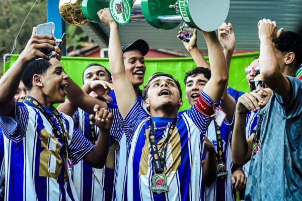 Time de futebol comemora a vitória e levanta a taça da Copa Friburgo