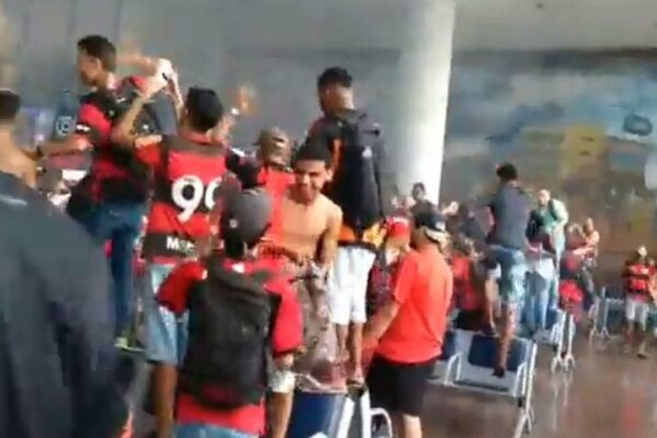 Torcedores do Flamengo em confronto, aparentemente após uso de gás de pimenta.
