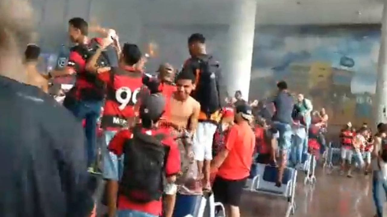 Torcedores do Flamengo em confronto, aparentemente após uso de gás de pimenta.