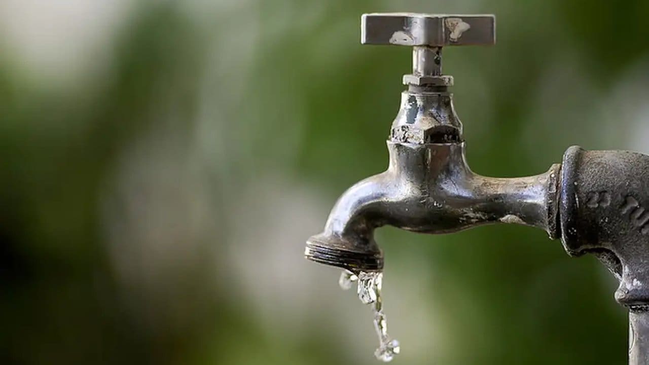 Torneira com água pingando, símbolo de alerta sobre escassez de água
