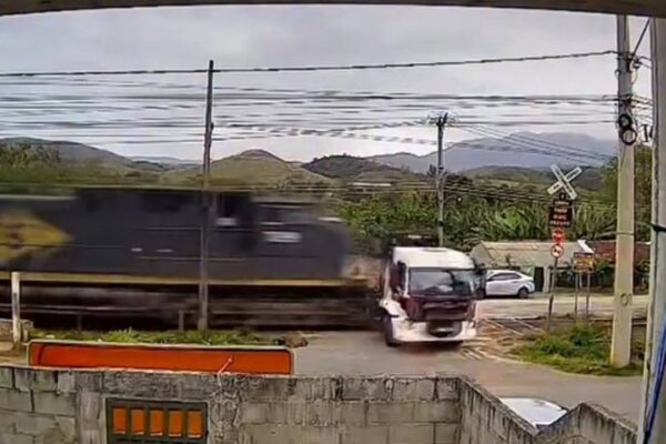 Trem atinge caminhão em Vassouras (RJ)