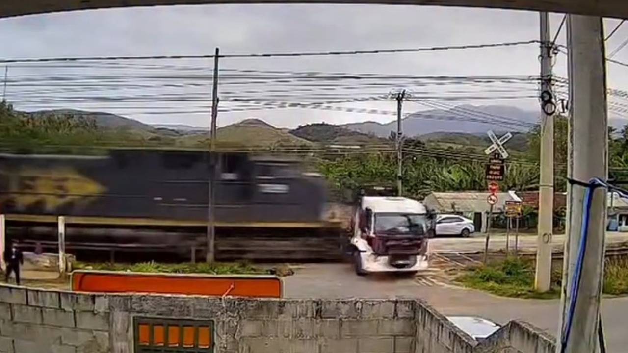 Trem atinge caminhão em Vassouras (RJ)