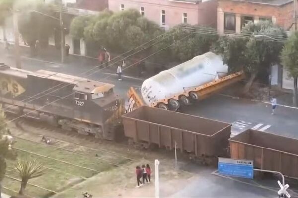Trem colide com carreta em Paraíba do Sul, com carreta tombada na via.