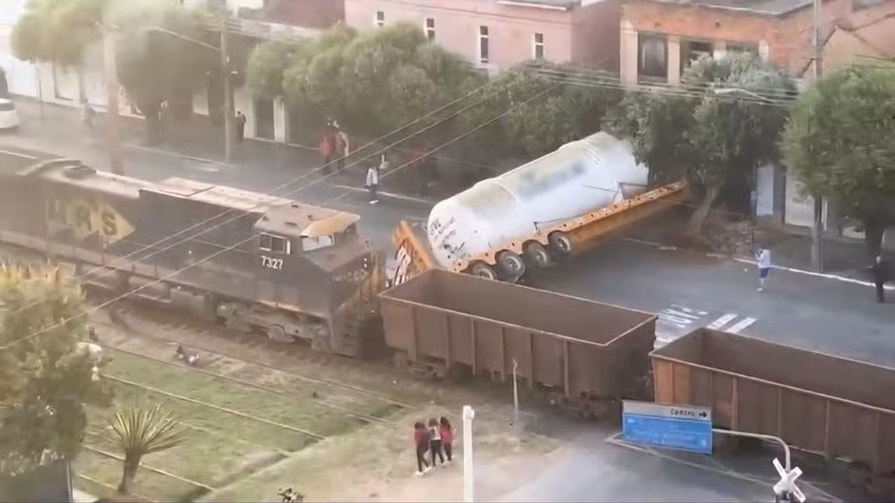 Trem colide com carreta em Paraíba do Sul, com carreta tombada na via.