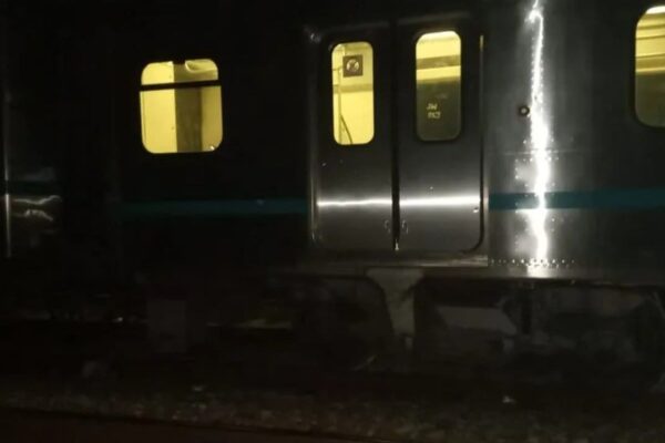 Trem descarrilado próximo à Central do Brasil, Rio de Janeiro.