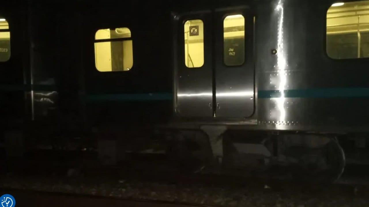 Trem descarrilado próximo à Central do Brasil, Rio de Janeiro.