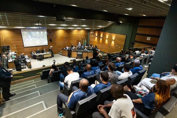 Tribunal do júri com policiais militares sendo absolvidos.