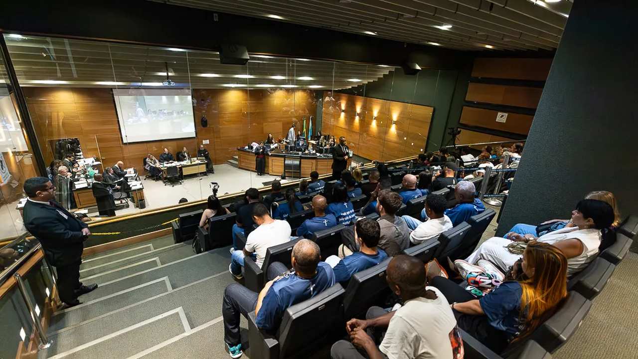 Tribunal do júri com policiais militares sendo absolvidos.