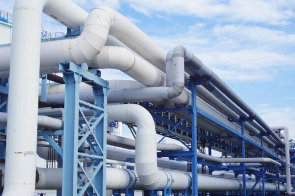Tubulações em instalação industrial, possivelmente relacionadas a reparos emergenciais no abastecimento de água.
