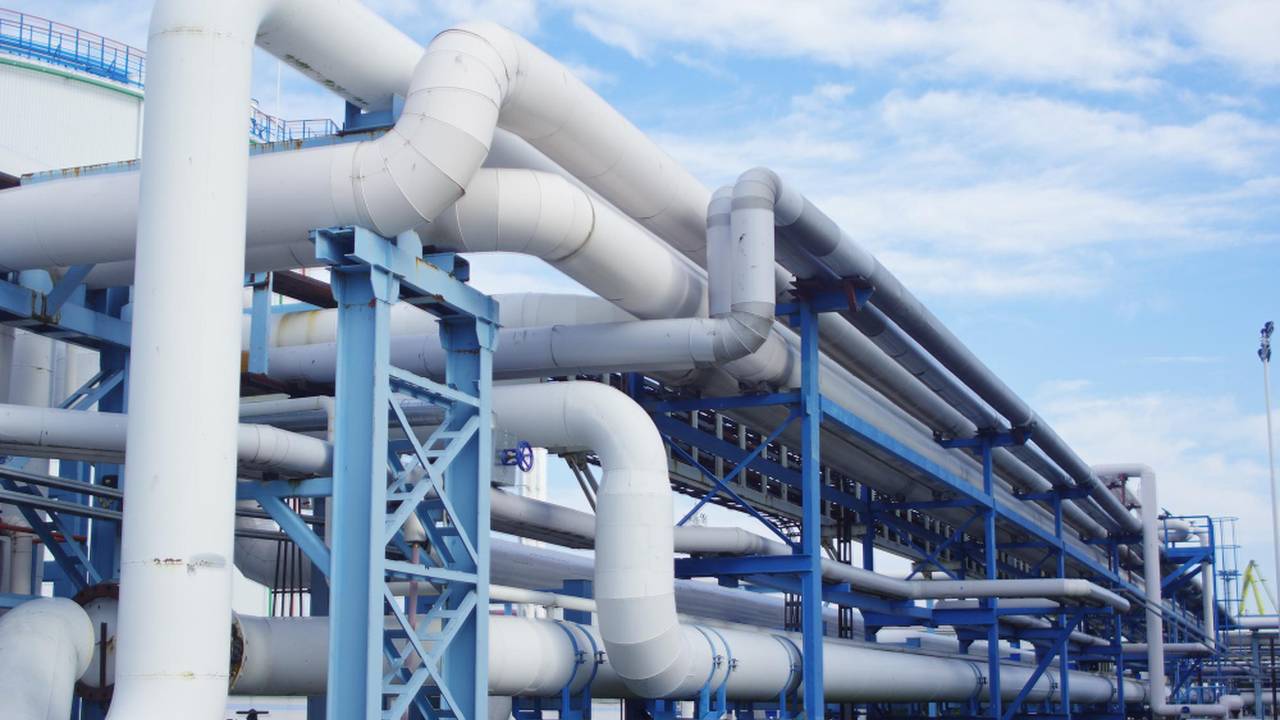 Tubulações em instalação industrial, possivelmente relacionadas a reparos emergenciais no abastecimento de água.