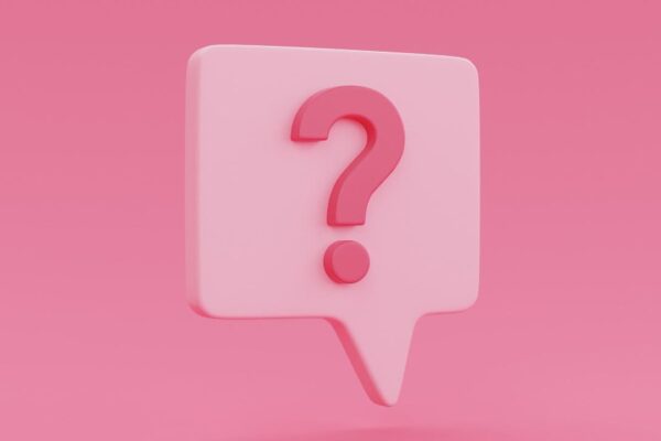 Um ponto de interrogação vermelho em um balão de fala branco sobre um fundo rosa.