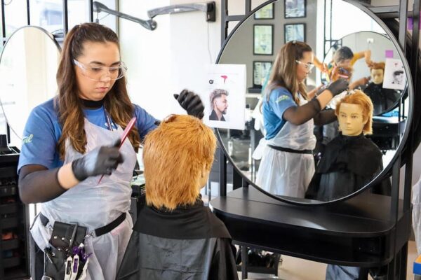 Bruna Pimentel já está em Paris para a maior competição de educação profissional do mundo