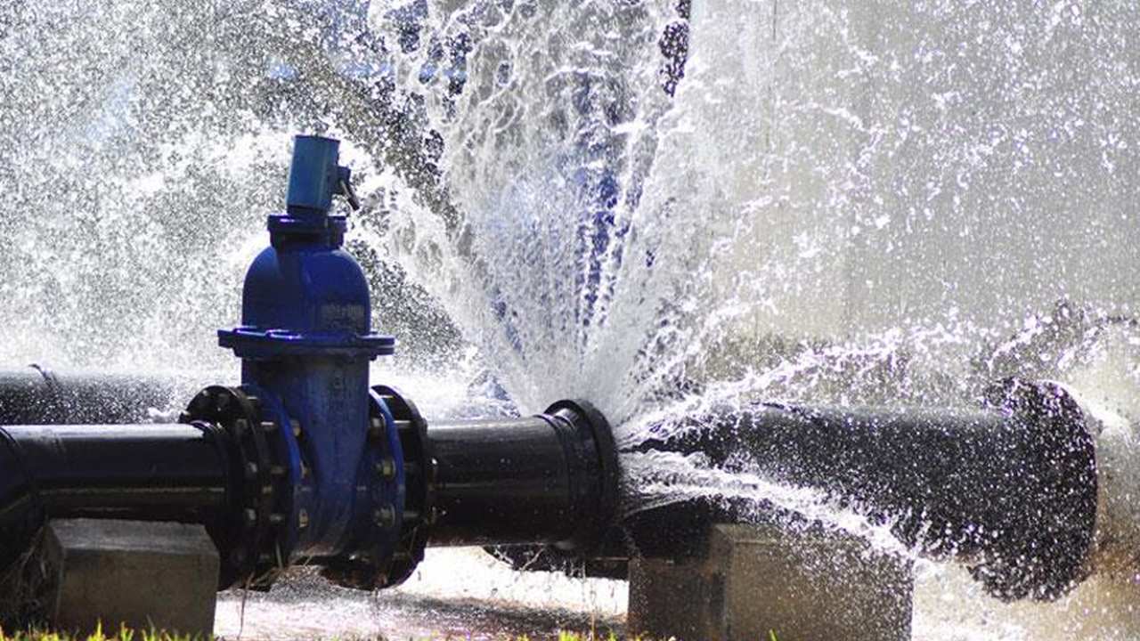 Vazamento de água em tubulação, jorrando forte.