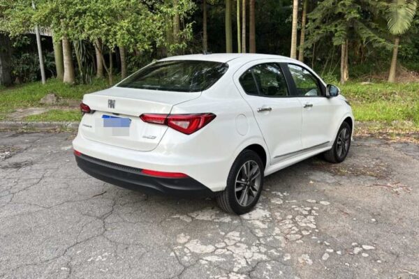 Veículo oficial branco estacionado em rua, em Nova Friburgo