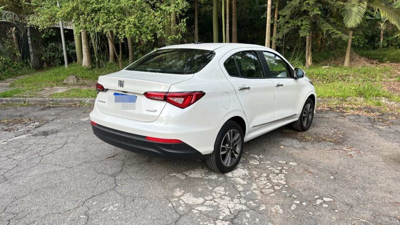 Veículo oficial branco estacionado em rua, em Nova Friburgo