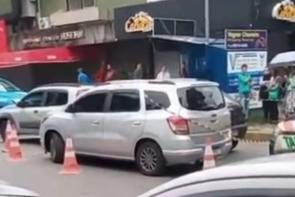 Veículos parados na rua após morte de homem por mal súbito.