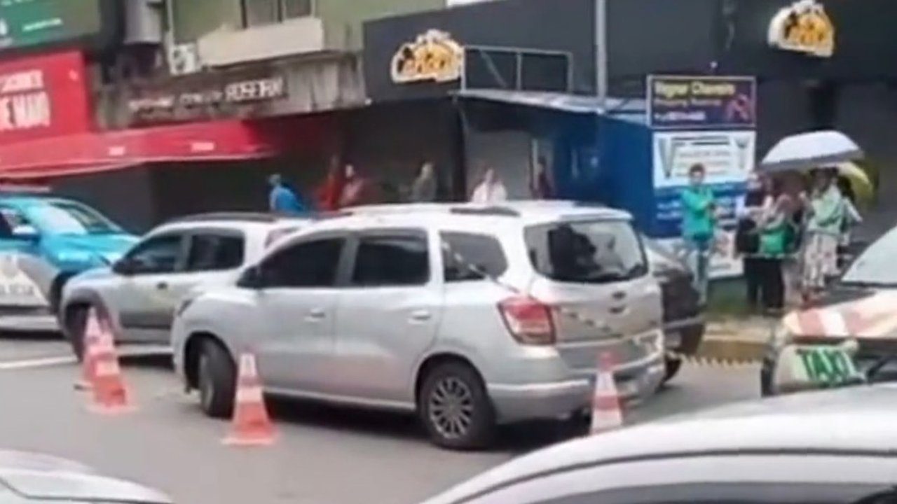 Veículos parados na rua após morte de homem por mal súbito.