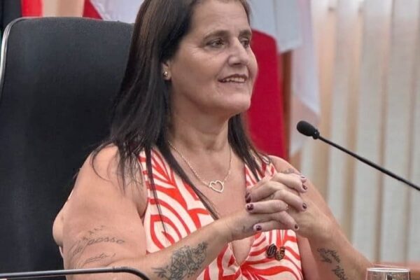 Vereadora Tia Karla em sessão na Câmara Municipal.