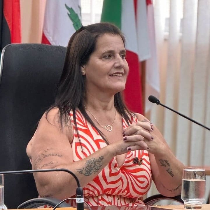 Vereadora Tia Karla em sessão na Câmara Municipal.
