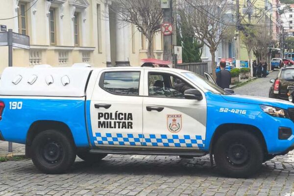 Viaturas da Polícia Militar em Nova Friburgo após assalto.
