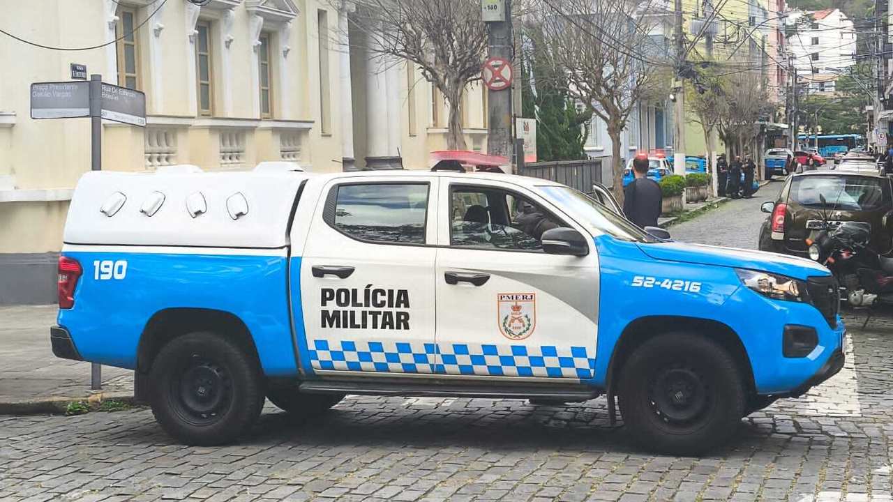 Viaturas da Polícia Militar em Nova Friburgo após assalto.